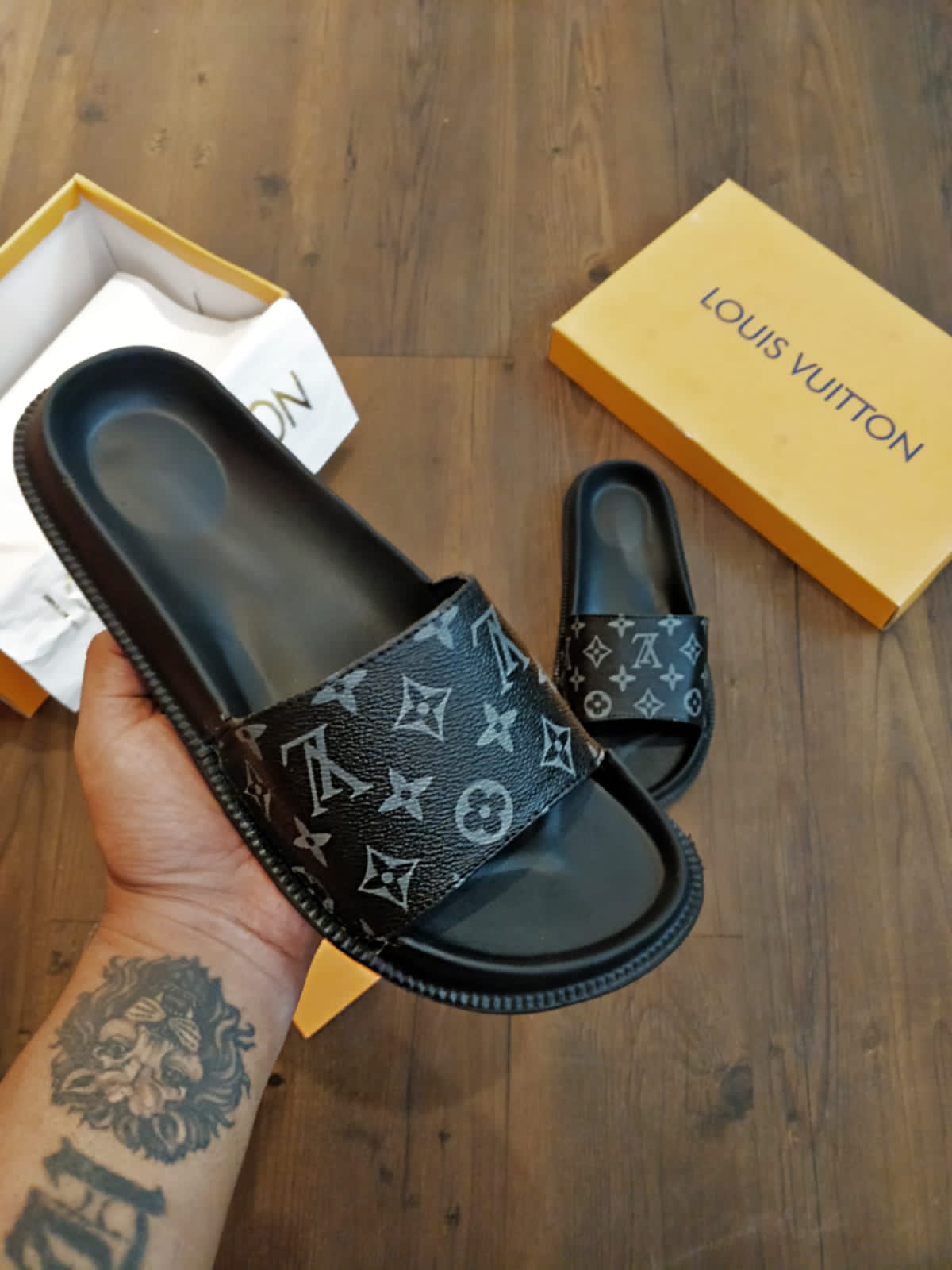 LOUIS VUITTON MEN PALM SLIPPERS